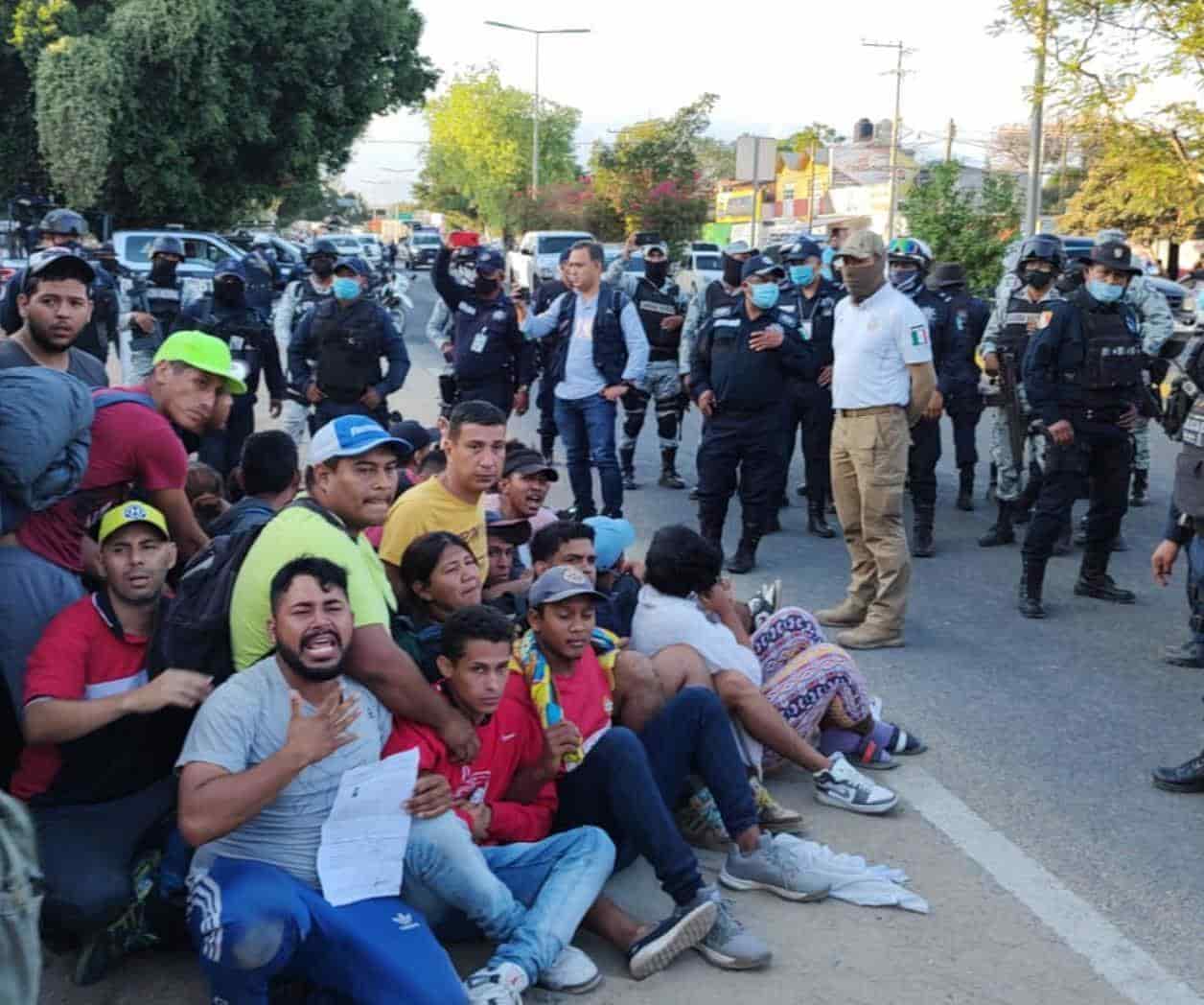 Migrantes se amotinan en Oaxaca; Señalan maltrato del INM