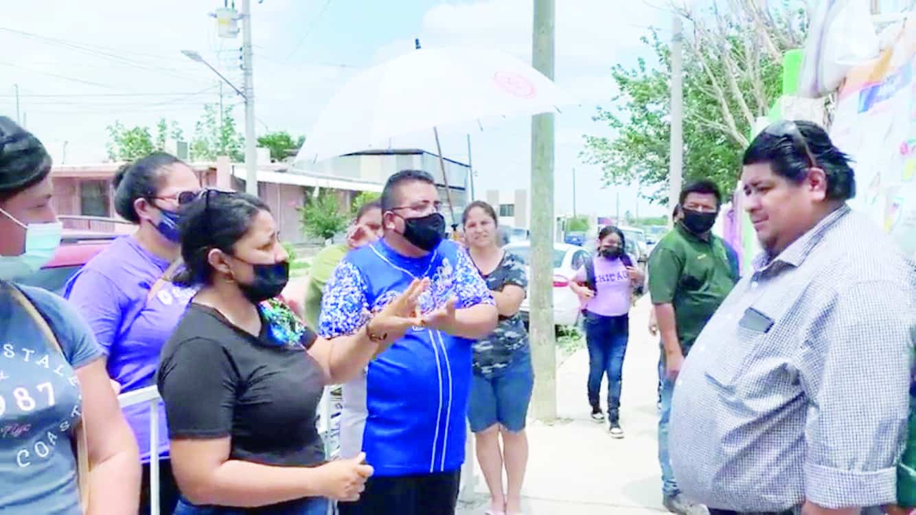 Confrontan padres a directivos de escuela