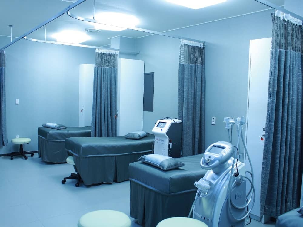 Hospitales y restaurantes encabezan la lista de negocios con suspensión.