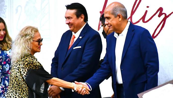 Reconoce Mario Dávila trayectoria de maestros