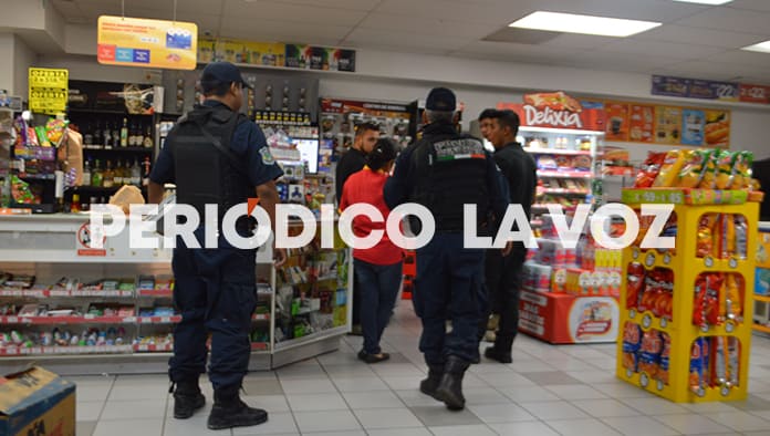 El asaltante huyó a bordo de un taxi que lo esperaba al exterior de la tienda.