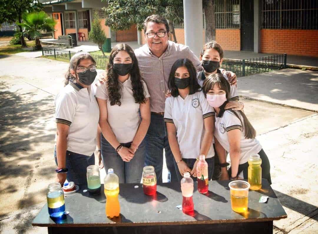 El alcalde Roberto Piña disfrutó del evento con madres de familia, alumnos y directivos de la institución.