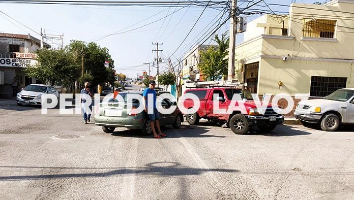 Lo chocan por no hacer alto