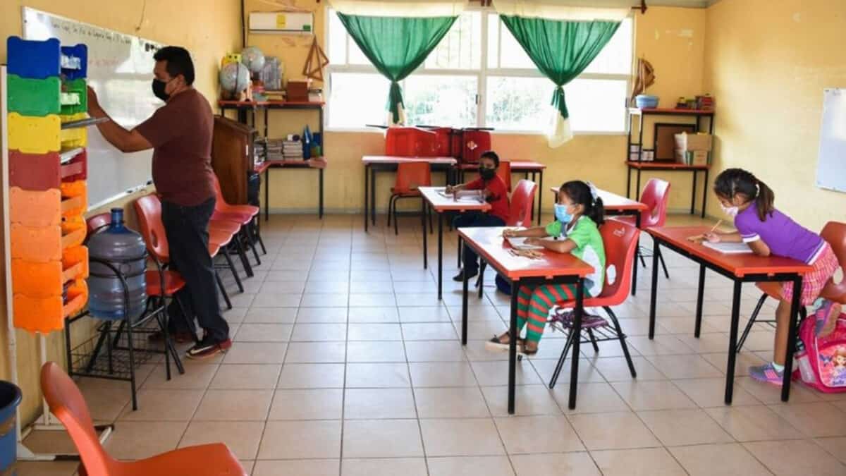 Los menores seguirán usando el cubrebocas dentro del plantel.