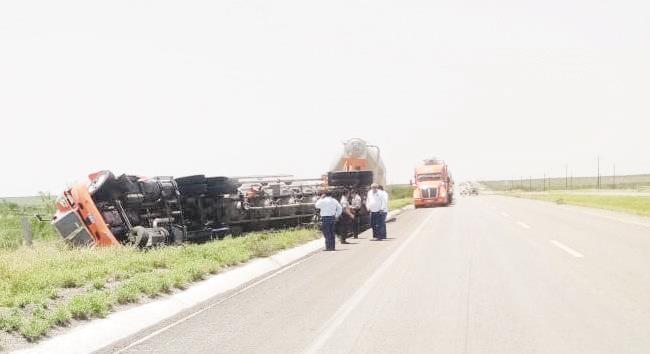 Sabinas: Vuelca tráiler con alimentos