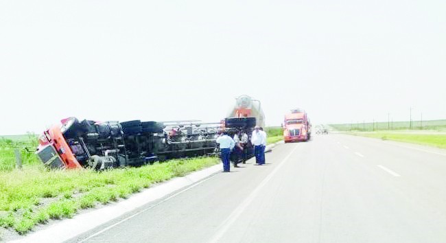 Un tráiler de doble remolque volcó sobre la carretera federal 57.