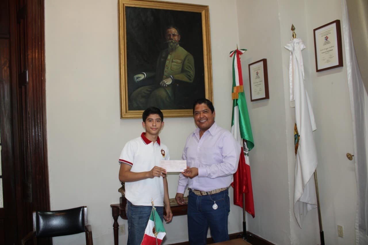 Beto Villarreal otorgó un incentivo económico para motivar al destacado corredor.