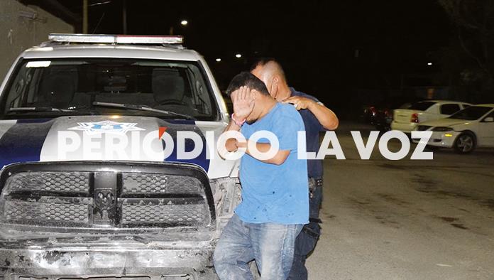 Destroza ebrio auto de vecino
