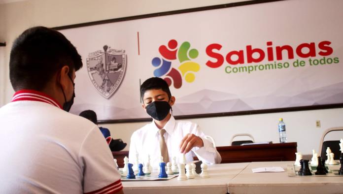 Realizan encuentro de ajedrez