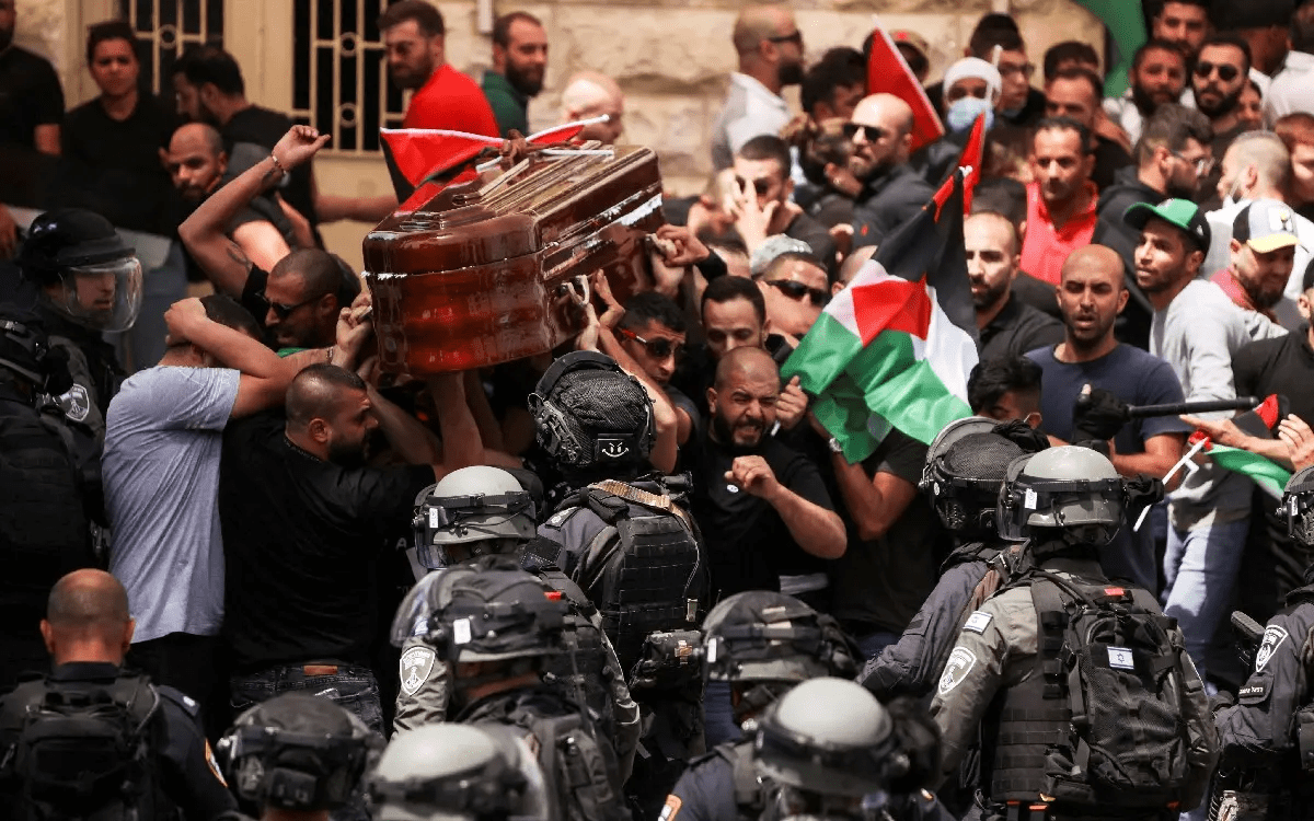 Policías israelíes atacan funeral de reportera asesinada por Israel