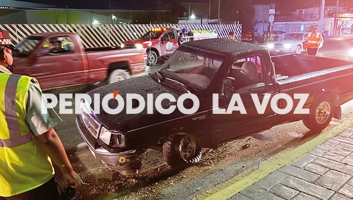 El conductor impactó su camioneta contra el camellón central del bulevar Pape.