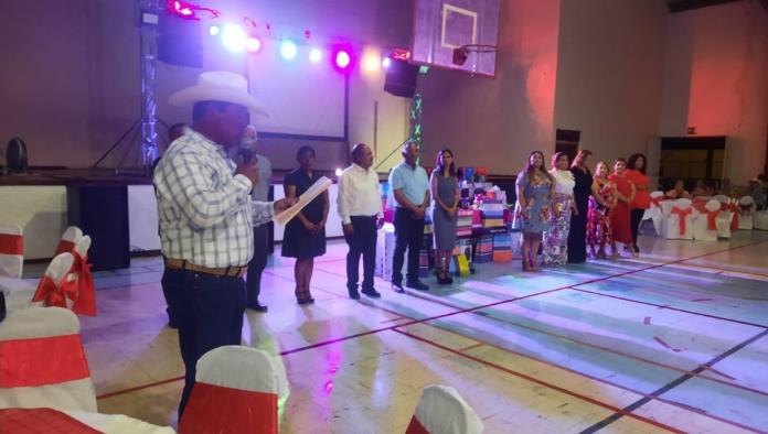 Cuatro Ciénegas: Festeja Beto a maestros