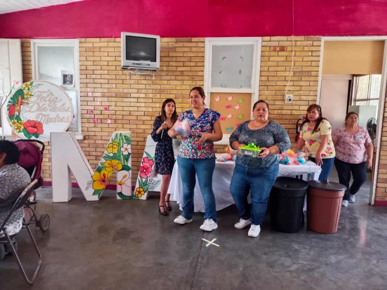 En el salón del DIF se atendió a los adultos mayores con rico platillo.