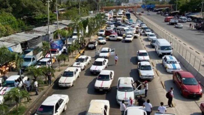 Transportistas bloquean Acapulco; Piden la salida del Ejercito