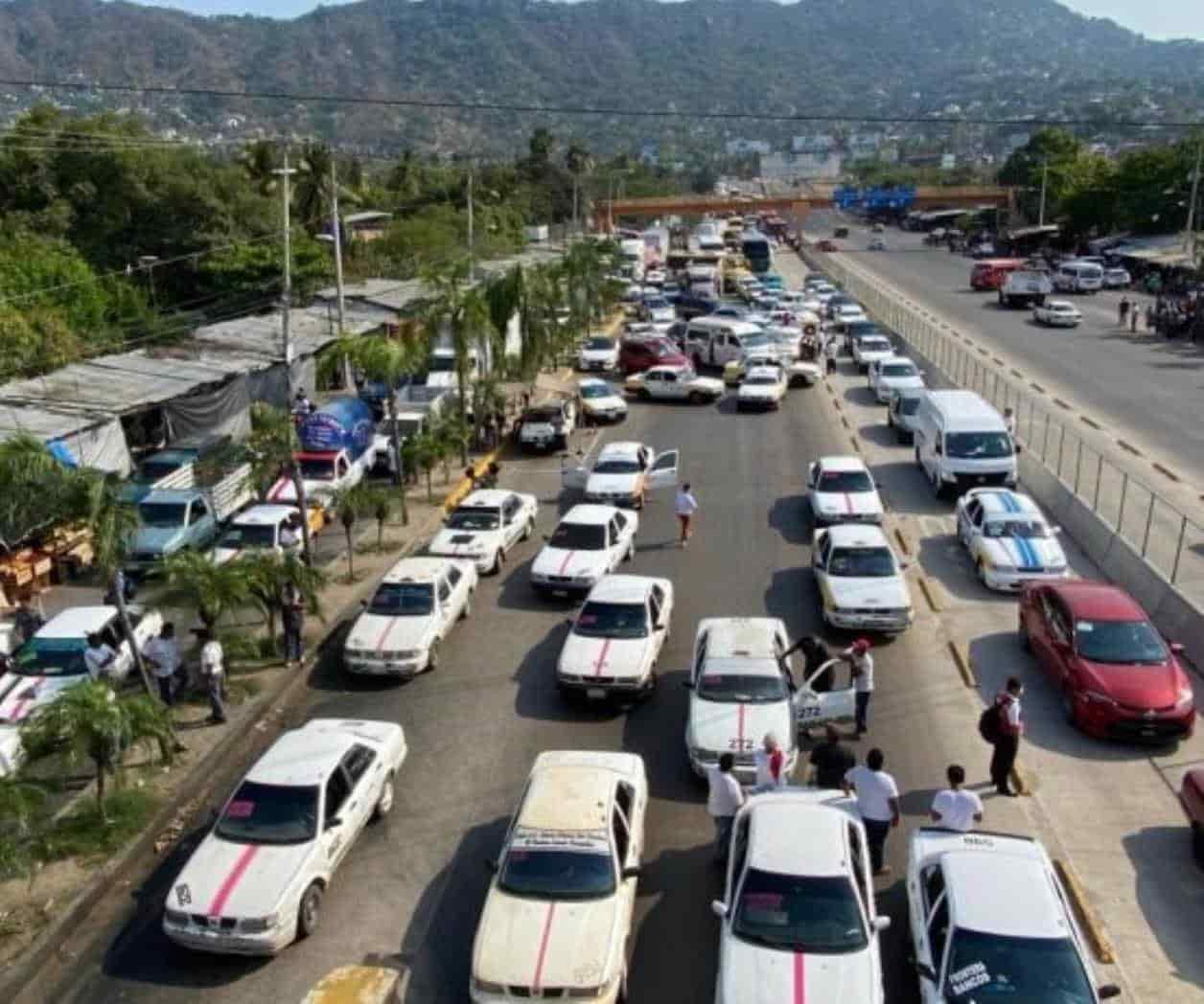Transportistas bloquean Acapulco; Piden la salida del Ejercito