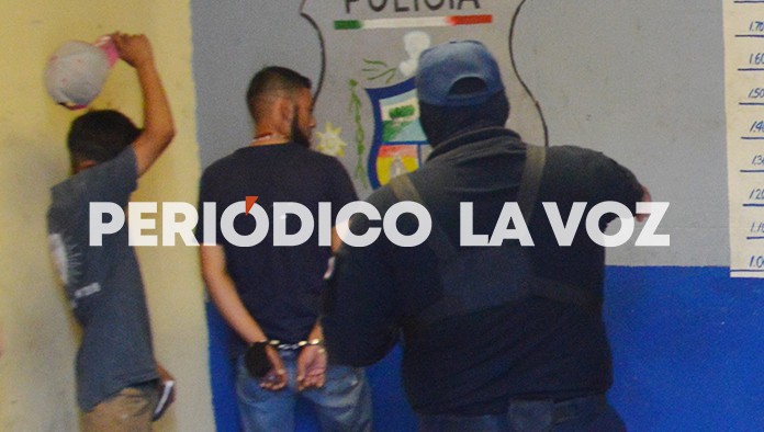 El par fue capturado por la Policía al asaltar a mano armada una tienda de conveniencia.