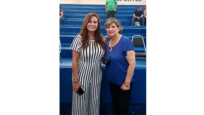 La presidenta del DIF doctora Leticia Carrillo con la medallista Paola Espinoza.