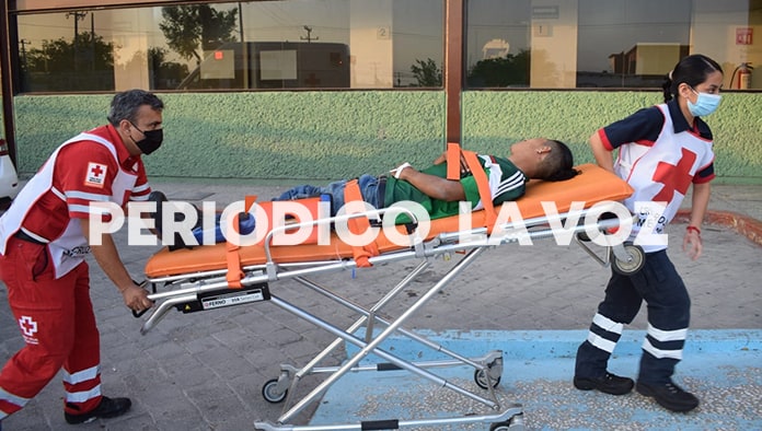 El lesionado fue trasladado a un hospital al ser embestido por la camioneta.
