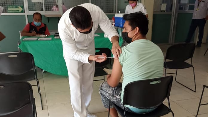 Este viernes dio inicio la campaña de vacunación contra el covid-19 para mayores de 18 años en la UMF No.9 del IMSS.
