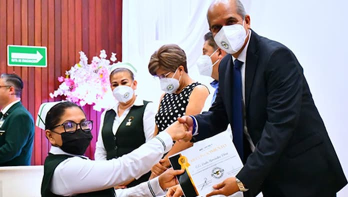 El reconocimiento por parte del alcalde, por el Día Internacional de la Enfermera, se extendió más allá, para reconocer, a médicos, enfermeros y directivos caídos durante la atención a pacientes Covid 19, en la primera línea de combate.