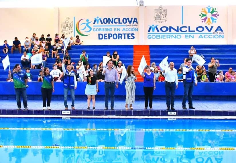 El alcalde, inauguró la alberca municipal, Las Truchas, con la presencia de la clavadista, Paola Espinoza.