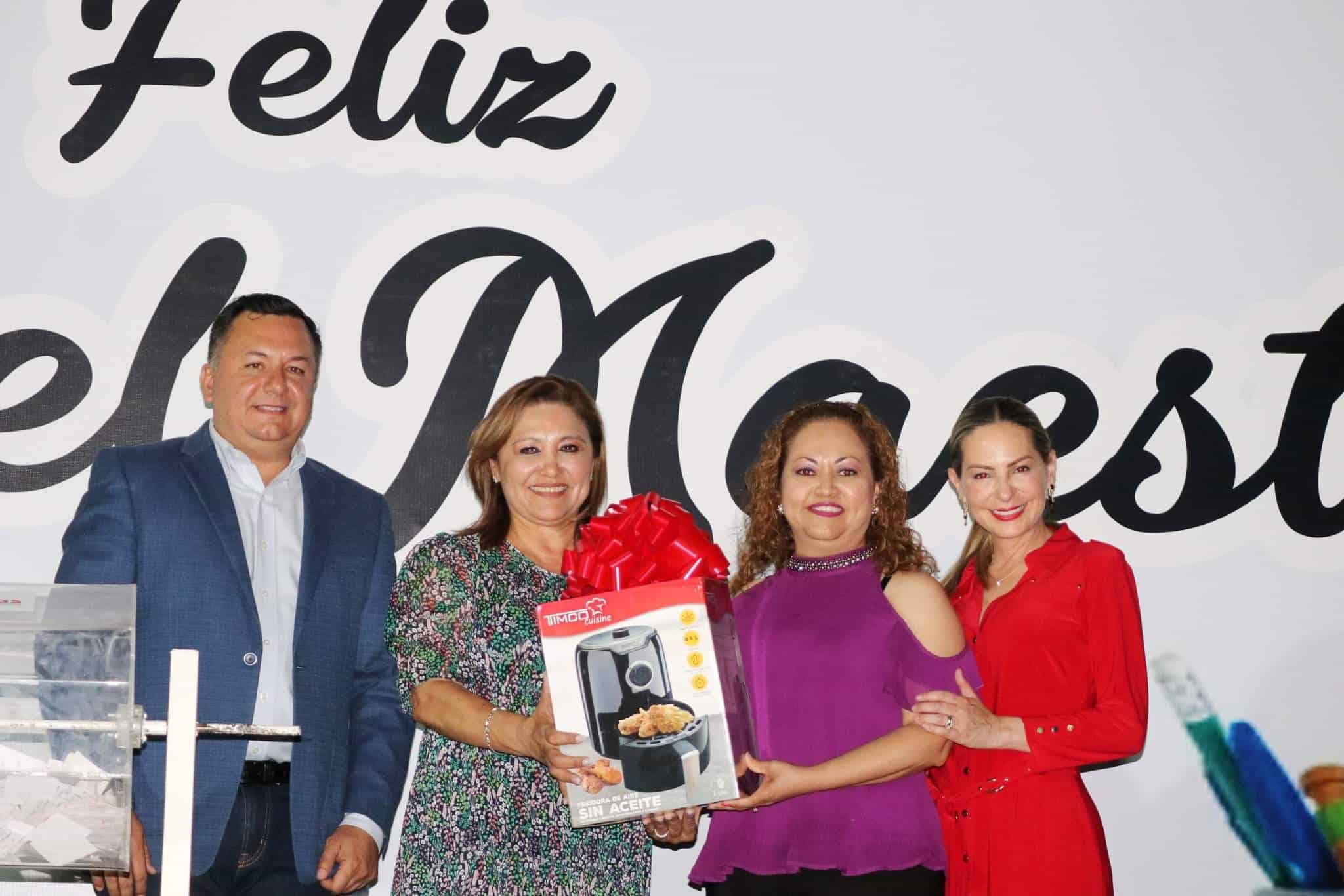 Diana Haro Martínez, rindió homenaje a las maestras y maestros sabinenses.