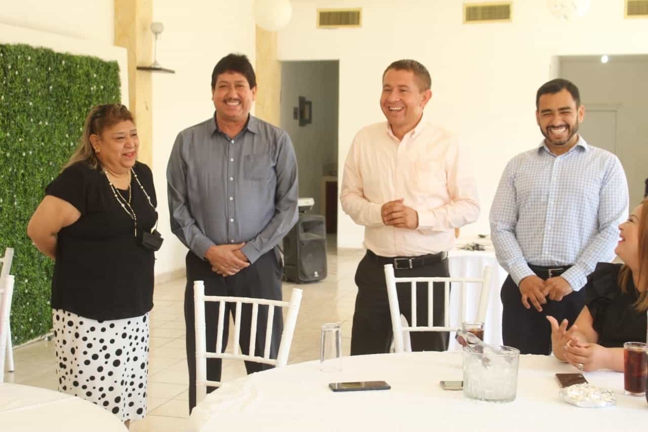 El joven alcalde Hugo Iván Lozano Sánchez acompañó a los maestros y los saludó.