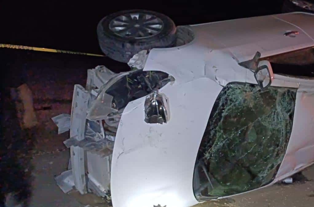 Una joven mujer perdió la vida en una fatal volcadura.