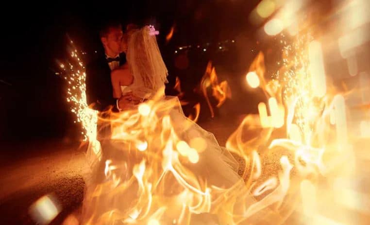 Novios ‘ardientes’ se prenden fuego a propósito en la fiesta de su boda