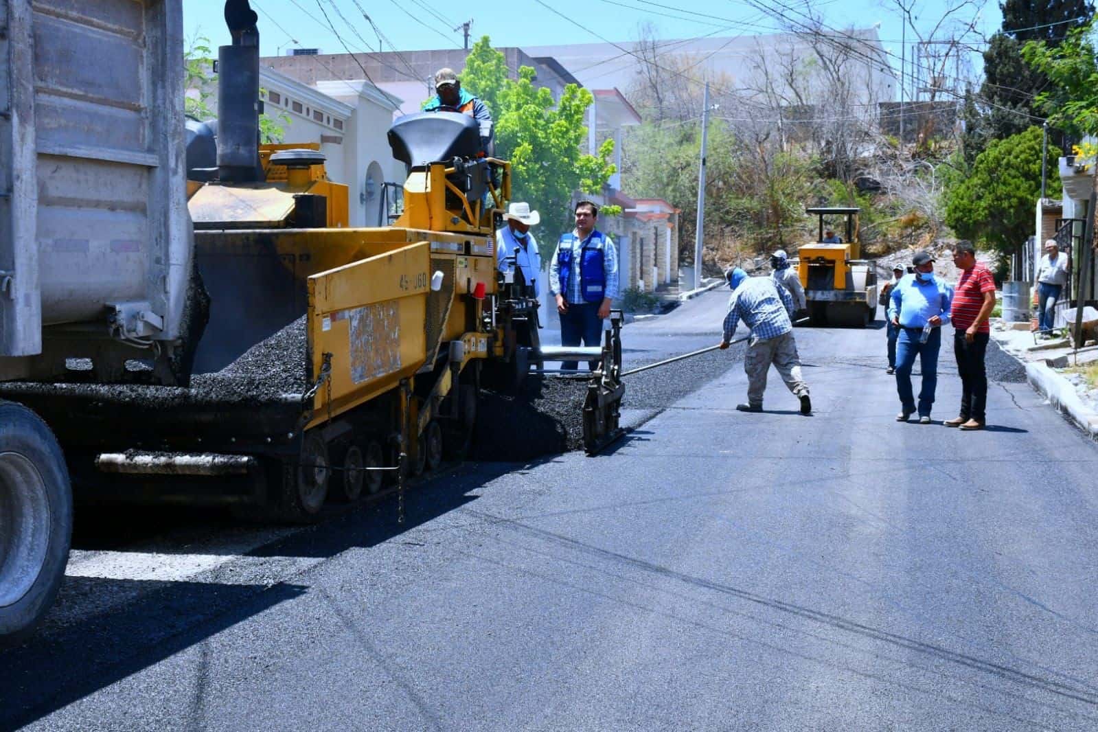 El director de infraestructura Municipal, Jesús Ballesteros, supervisa la obra de pavimentación en la privada Progreso.