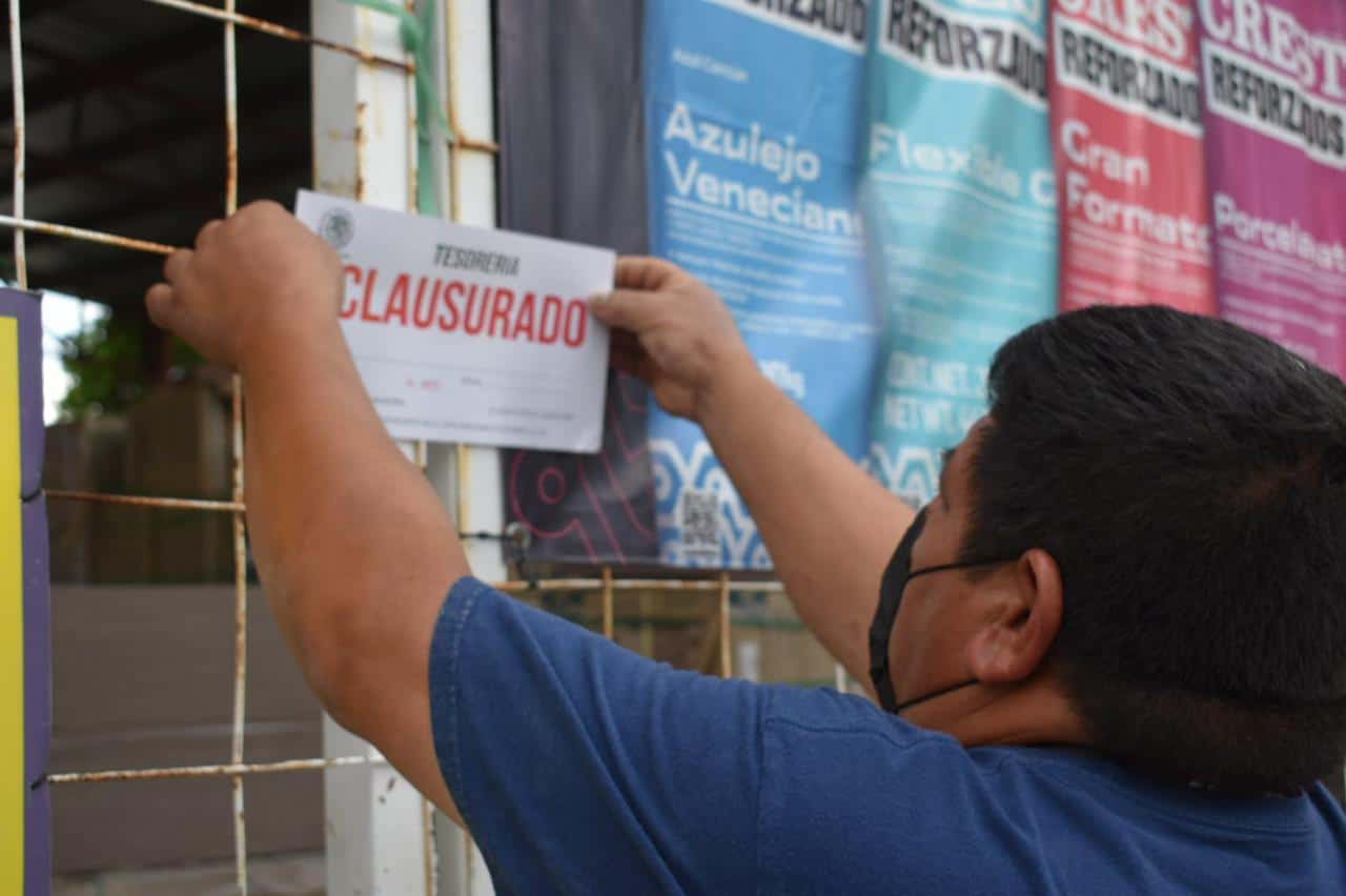 Por no contar con los permisos correspondientes de funcionamiento.