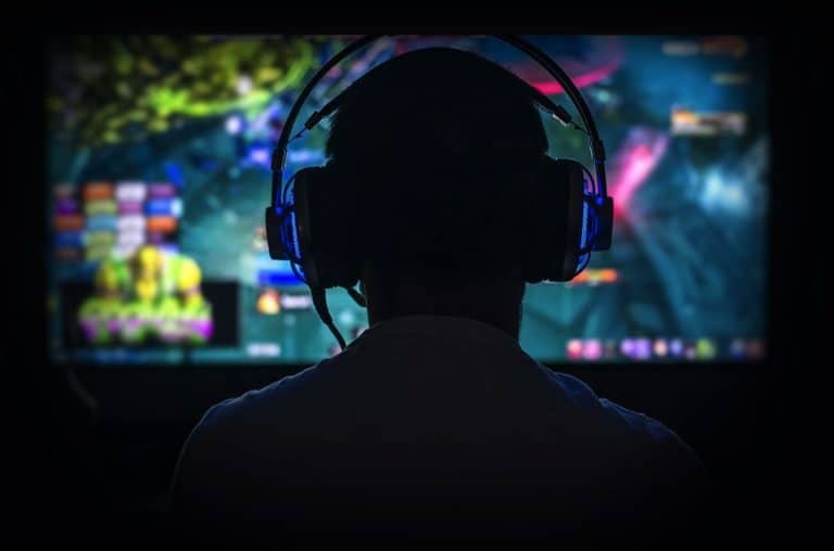 Gamer juega con su vida al beber 12 bebidas energéticas en 10 minutos y casi pierde