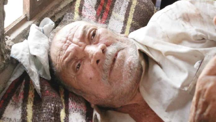 Sobrevive Don Santos postrado en su cama
