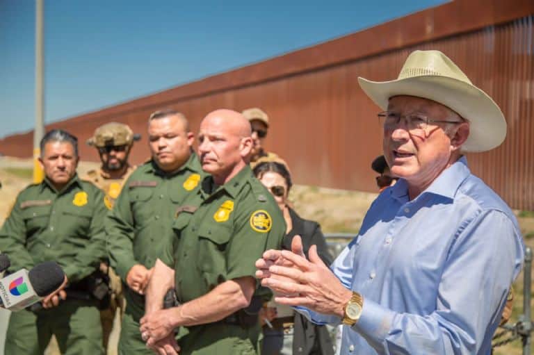 ‘Hay 200 narcotúneles en la frontera con EU: Ken Salazar
