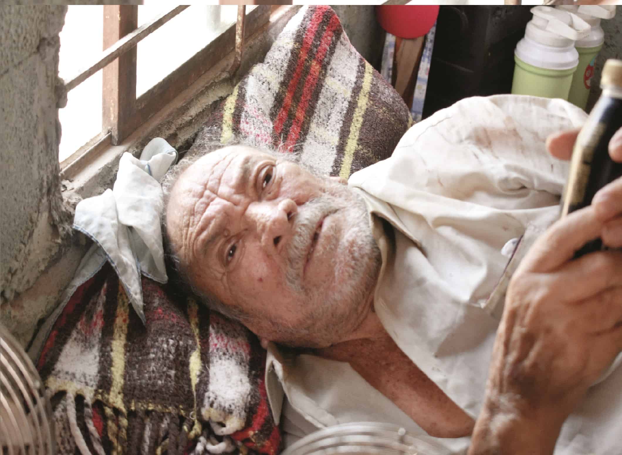 Sobrevive Don Santos postrado en su cama