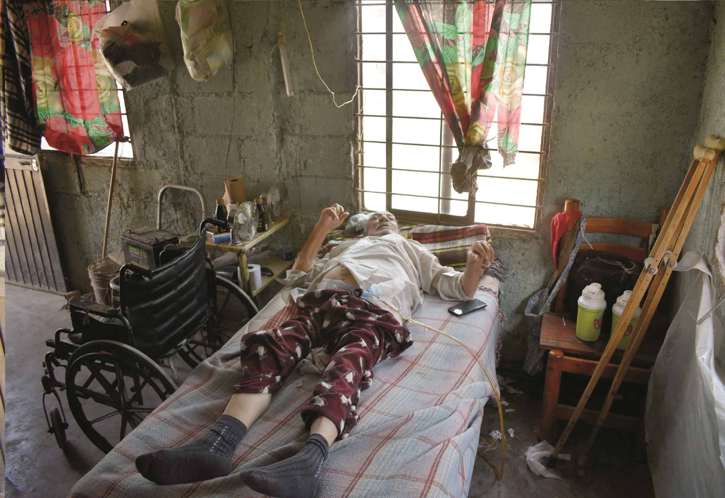 Sobrevive Don Santos postrado en su cama