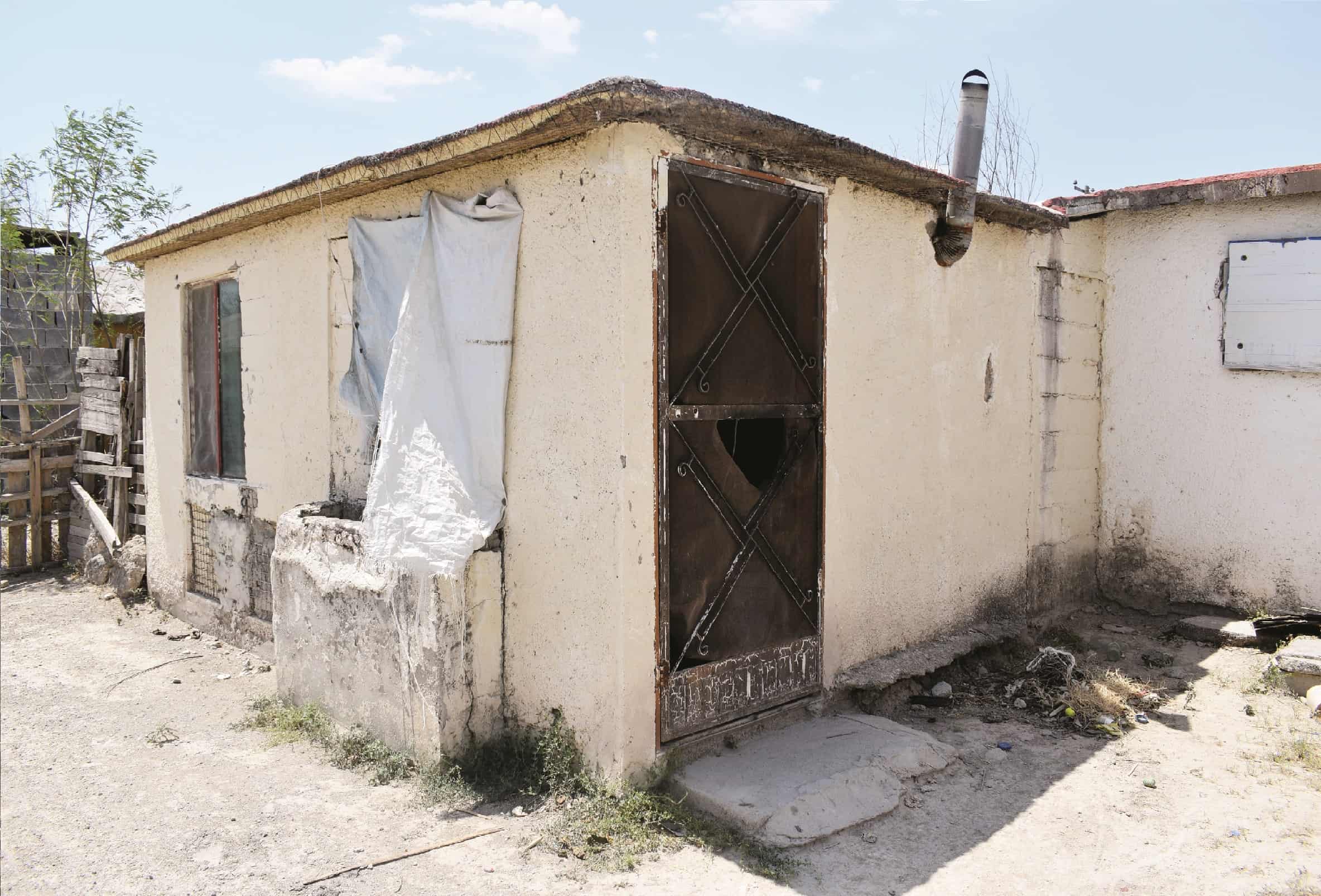 Sobrevive Don Santos postrado en su cama