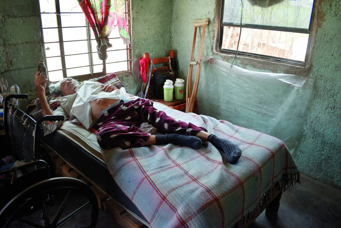 Sobrevive Don Santos postrado en su cama