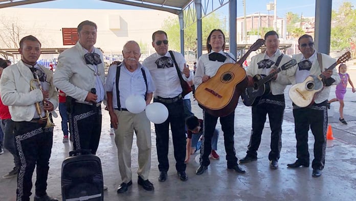 Sus compañeras lo sorprendieron con un mariachi.