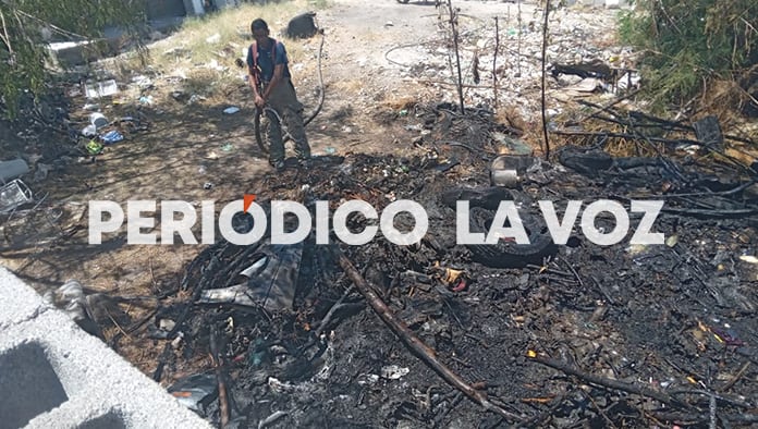 Los Bomberos apagaron el fuego que se generó en el patio.