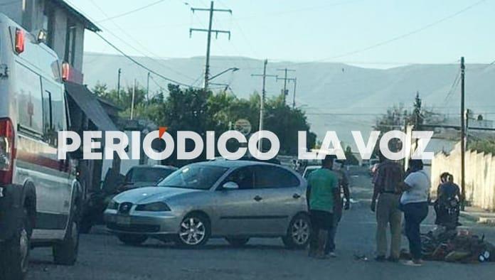 Embarra moto en automóvil