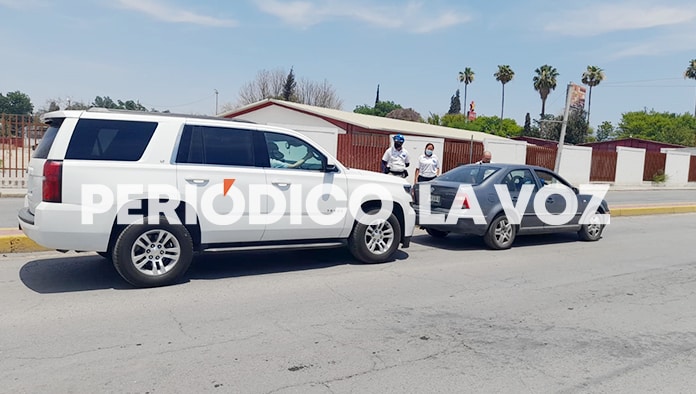 La conductora de la camioneta le pegó al auto al no frenar a tiempo.