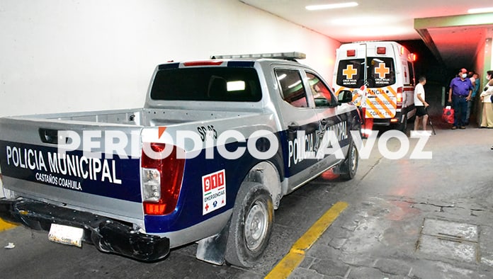 El hombre se encontraba tendido sobre el piso, tras caer de la camioneta.