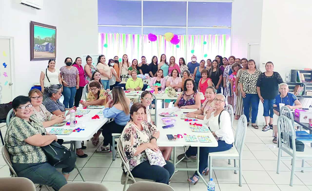 Una tarde muy amena pasaron las madres que asisten al CEDIF Norte donde se les realizó su festejo.