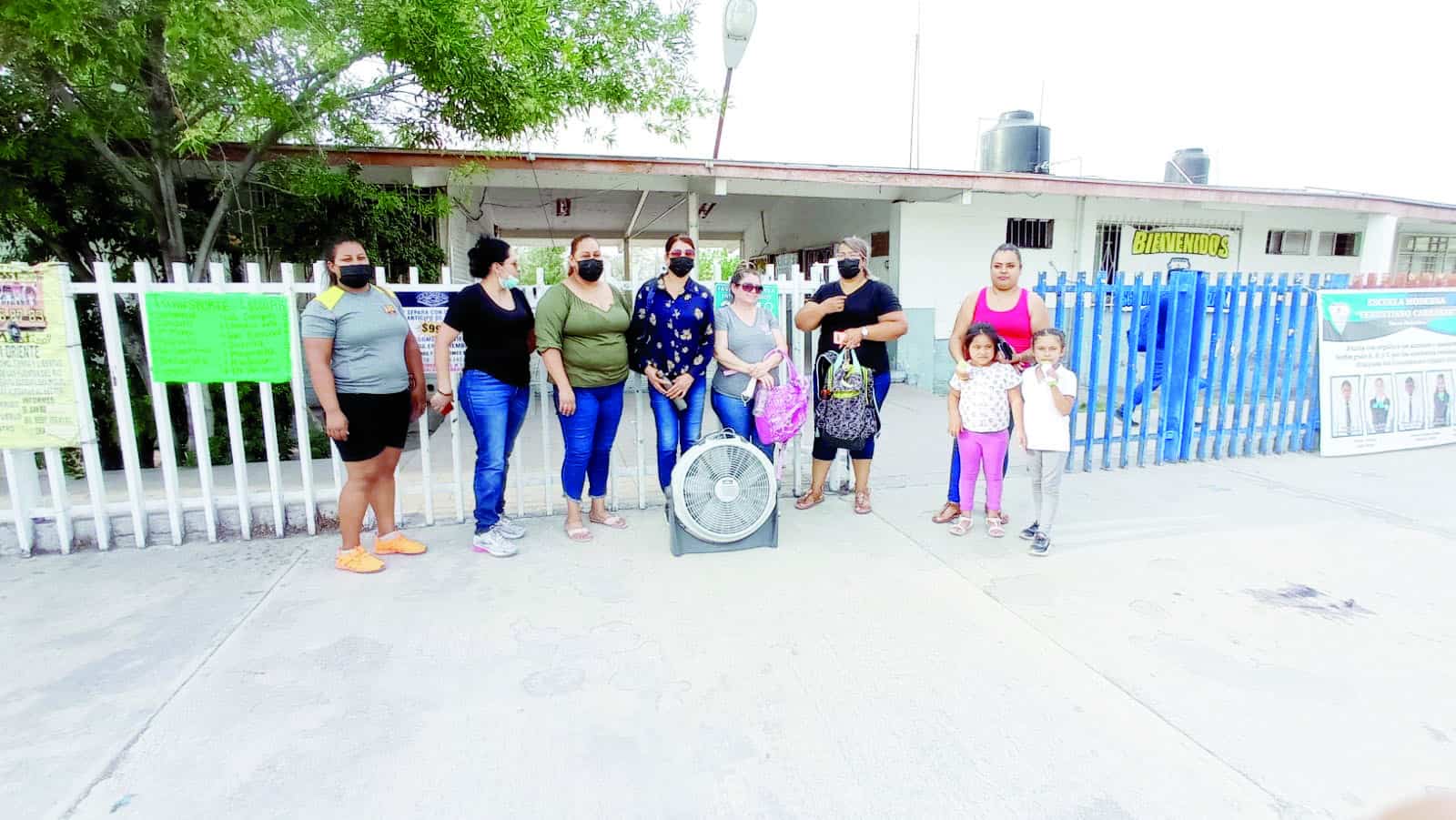 Madres de familia se manifestaron en la escuela primaria Moderna Venustiano Carranza.