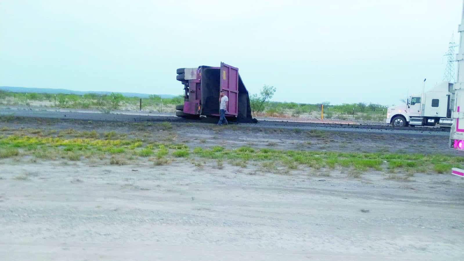 Tráiler carbonero volcó sobre la federal 57 y quedó obstruyendo ambos carriles.