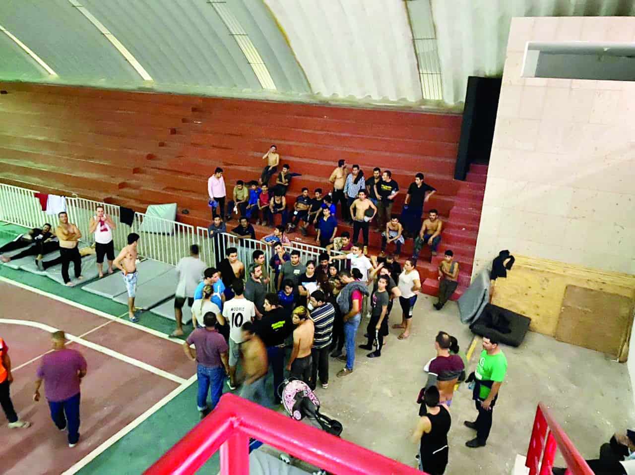 220 migrantes fueron resguardados en el gimnasio.