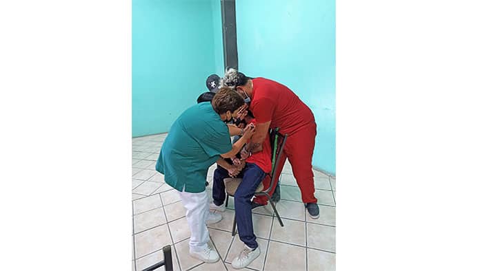 la madre del menor pidió el apoyo de dos enfermeros y una enfermera para poder inmovilizado