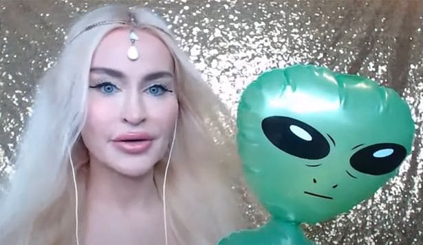 Su novio es un Alien Invisible que la abdujo de su apartamento 