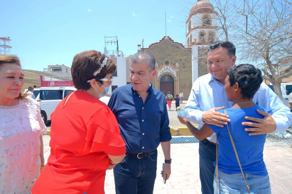El gobernador Miguel Ángel Riquelme Solís inauguró obras de pavimentación.